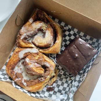 Snapdragon - Cinnamon rolls and chocolate fudge cake - Vegetarian Near Me - Vashon, Washington Snapdragon - Cinnamon rolls and chocolate fudge cake - Vegetarian Near Me - Vashon, Washington