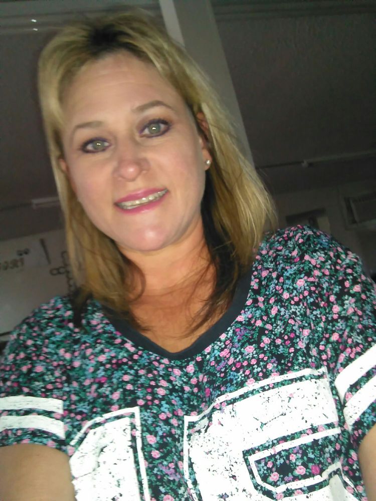 Country Style Hair and Nail Salon Logo