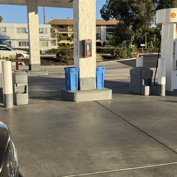 Shell - Where are all the wipers? Lol 7:50am 10/19/25 - Gas Stations Near Me - San Diego, California