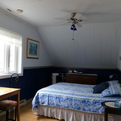 Gîte Monts & Mer - Chambre Éole avec salle de bain privée.