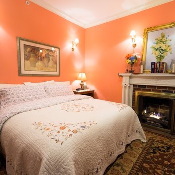 Sutton House Bed & Breakfast - Peach Lily Suite - Bed & Breakfast Near Me - Center Harbor, New Hampshire Sutton House Bed & Breakfast - Peach Lily Suite - Bed & Breakfast Near Me - Center Harbor, New Hampshire
