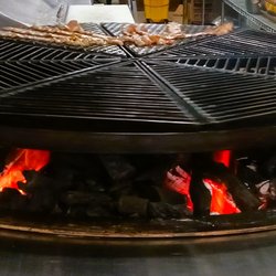 Cuarto de Kilo Mesquite Burgers - Closeup of the grill - real mesquite wood!