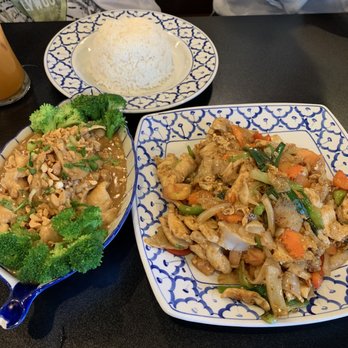 TomYumKung Thai Cafe - Thai peanut sauce stir-fry w chicken and drunken noodles w chicken - Thai Near Me - Carrollton, Texas