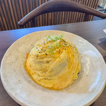 Bengee Sushi - 这一家能让我想二刷三刷的日料店！ 从前菜到主菜完全没踩雷，生鱼片新鲜得能在嘴里跳舞，寿司卷每一口都超惊艳。特别推荐他们家的炙烧三文鱼和海胆军舰，入口即化，幸福感爆棚！服务也非常到位，店员超亲切，还会主动介绍菜单上隐藏的招牌菜。氛围也是加分项，温暖又不吵，非常适合约会或朋友小聚。 - Japanese Near Me - Chino, California