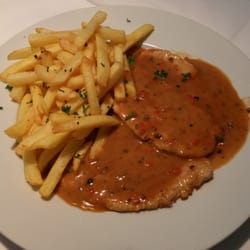 Speisegaststätte Tv 1861 - Eine Variante eines Pfefferrahmschnitzel mit Paprika und Cognac Soße. Dazu Pommes.