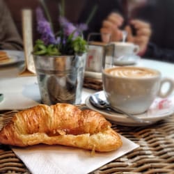 Dedans Bar - Cappuccino e brioche 3,80 euro