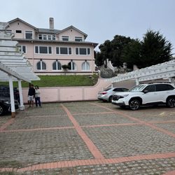 Martine Inn - View of Martine Inn from parking lot entrance