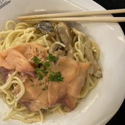 SG05. Smoked Salmon and Wild Mushroom Spaghetti in White Wine Cream Sauce SG05. Smoked Salmon and Wild Mushroom Spaghetti in White Wine Cream Sauce