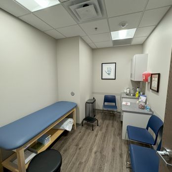 Van S Krueger, MD, MBA - Exam room - Orthopedists Near Me - Creve Coeur, Missouri Van S Krueger, MD, MBA - Exam room - Orthopedists Near Me - Creve Coeur, Missouri