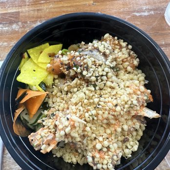 HanaPa'a Market - Poke Bowl with Ahi Tuna / Salmon Spicy Mayo and Garlic Chili flakes with Crunchy Flakes - Seafood Near Me - Honolulu, Hawaii
