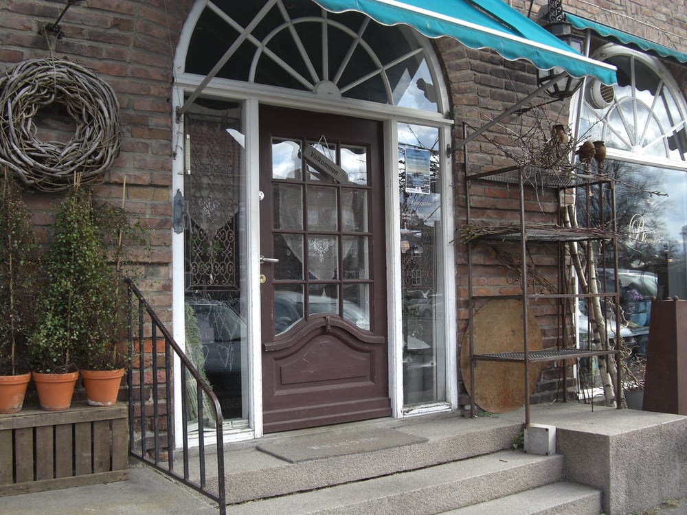 DAMPLASS BLOMSTER Florists Damplassen 23, Oslo, Norway Phone