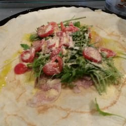 Ballucci - Crepes der Woche,Parmaschinken,Parmakäse mit Ruccola und Tomaten,das ganze mit einem Schluck Olivenöl.