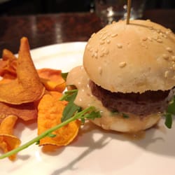Le Fourneau de Bruxelles - Mini burger à la mayonnaise de truffe er chips de patate douce.