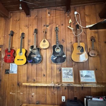 Genas Sierra Inn and Restaurant - Music welcome to anyone who wants to play - American Near Me - Dunlap, California