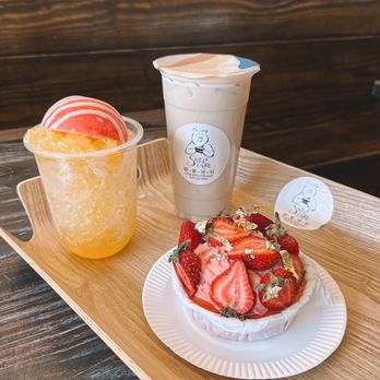 Sweet Cake - mango shaved ice, peach oolong milk tea, and strawberry basque cheesecake - Desserts Near Me - Flushing, New York