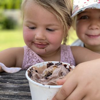 Half Pint Brothers - two little girls eating ice cream - Ice Cream & Frozen Yogurt Near Me - Aurora, Oregon