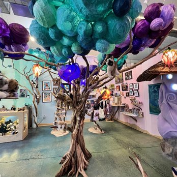 GiftyKitty - Check this AMAZING tree out!!! - Gift Shops Near Me - Portland, Oregon