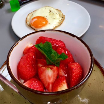 Tonka - Greek yogurt with fresh strawberries and a fried egg - Breakfast & Brunch Near Me - Bruges, VWV Tonka - Greek yogurt with fresh strawberries and a fried egg - Breakfast & Brunch Near Me - Bruges, VWV