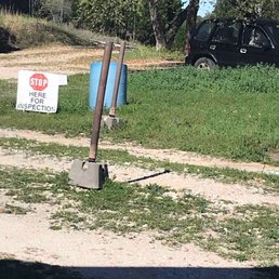 That's where you pull in and stop. That's his car over there under the tree because there were dogs in the car. Very nice man Jack Woods
