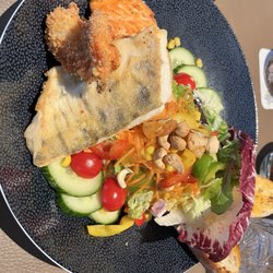 Waldhaus am See - Salat mit gebratenem Lachs, gebratenem Dorsch und Garnelen