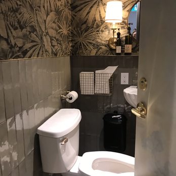 Maison Selby - Even the bathroom is beautifully decorated - French Near Me - Toronto, Ontario Maison Selby - Even the bathroom is beautifully decorated - French Near Me - Toronto, Ontario