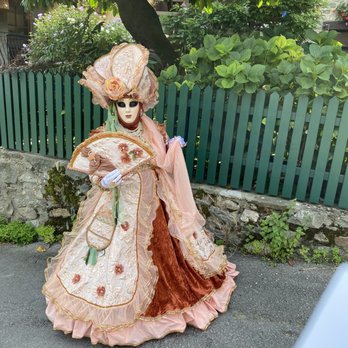 Yvoire - Flowers costume - Restaurants Near Me