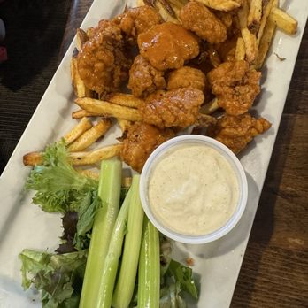 Pondis - Wing platter (Sunday feature) - Bars Near Me - Lisbon, Ohio