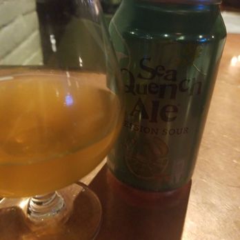 Elephant & Castle - Sea Quench Ale at the bar - Pubs Near Me - Chicago, Illinois