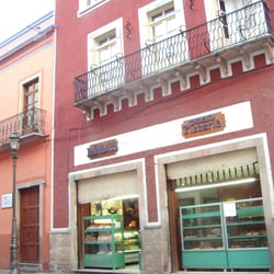 La Infancia panadería y pastelería - Nótese que dice Pizzería en el  letrero original pero actualmente es Panadería.