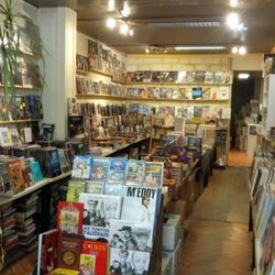 BD 2 Euros - La librairie est bondée de petits livres bijoux en bd manga et comics !