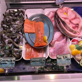 Rayan - a variety of seafood on display - Seafood Near Me - Montreal, Quebec