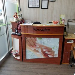 Lovely Nails & Spa - Front desk