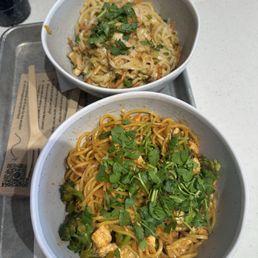 Spicy garlic noodles and curry noodles Spicy garlic noodles and curry noodles