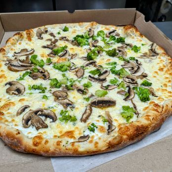 Shakey Jakes - White Pizza with Broccoli & Mushrooms - Pizza Near Me - York, Pennsylvania