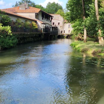 Moulin du Val de Seugne - Looking over the mill pond towards the hotel - Hotels Near Me - Mosnac, 17 Moulin du Val de Seugne - Looking over the mill pond towards the hotel - Hotels Near Me - Mosnac, 17