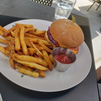 Grant Park Bistro - Chicken sandwich with fries - New American Near Me - Chicago, Illinois