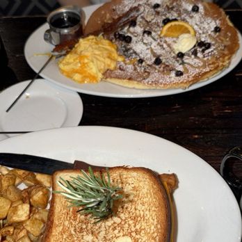 Hash House A Go Go - Breakfast sandwhich and Blueberry Lemon Glaze Waffle - New American Near Me - Las Vegas, Nevada Hash House A Go Go - Breakfast sandwhich and Blueberry Lemon Glaze Waffle - New American Near Me - Las Vegas, Nevada