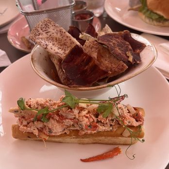 Mai Tai Bar - Lobster roll - Cocktail Bars Near Me - Honolulu, Hawaii