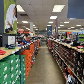 Famous Footwear Outlet - Shoe Stores Near Me - Tilton, New Hampshire Famous Footwear Outlet - Shoe Stores Near Me - Tilton, New Hampshire