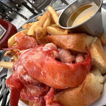 Evelyn's Drive In - Lobster Roll - Seafood Near Me - Tiverton, Rhode Island