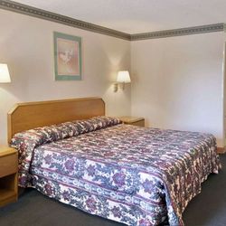 Days Inn by Wyndham Cheraw - Standard King Bed Room