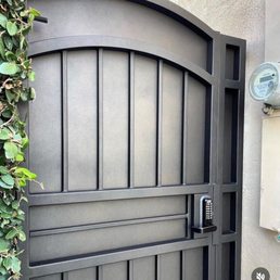 Side gate with keypad