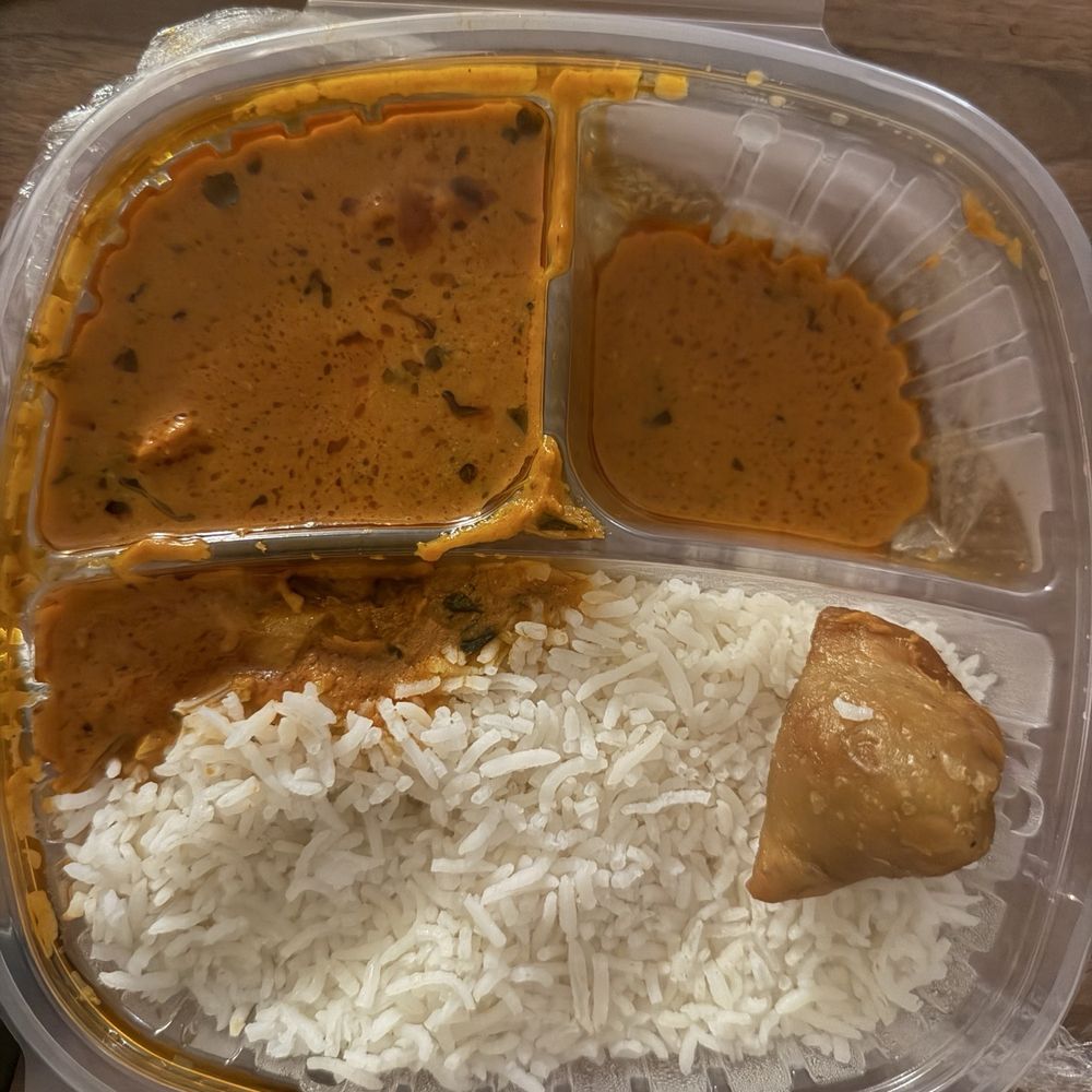 Actual box received with 5 pieces of chicken (right upper box completely empty other than sauce) + minuscule samosa Actual box received with 5 pieces of chicken (right upper box completely empty other than sauce) + minuscule samosa