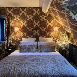 Abbaye des vaulx de cernay - Comfortable room - limited natural lighting