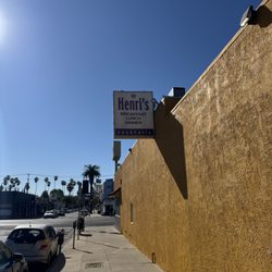 Henri's - Signage