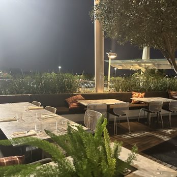 Earls Kitchen + Bar - New American Near Me - Orlando, Florida