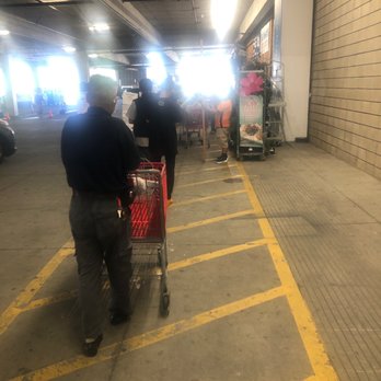 Lowe's - Line for store pick up intermingled with returns - Hardware Stores Near Me - Los Angeles, California