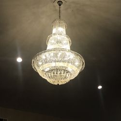 The Willows Manor & Gardens - Pretty chandelier
