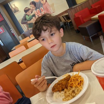 Jollibee - Plate of chicken, sides and spaghetti. - Fast Food Near Me - Houston, Texas