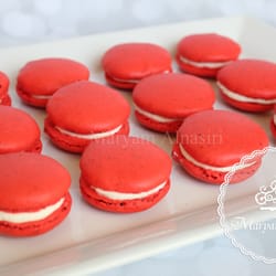 Maryam's Cakery - Raspberry white chocolate French macaron